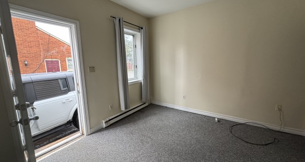 160 Dunlop St W, #5, Bachelor