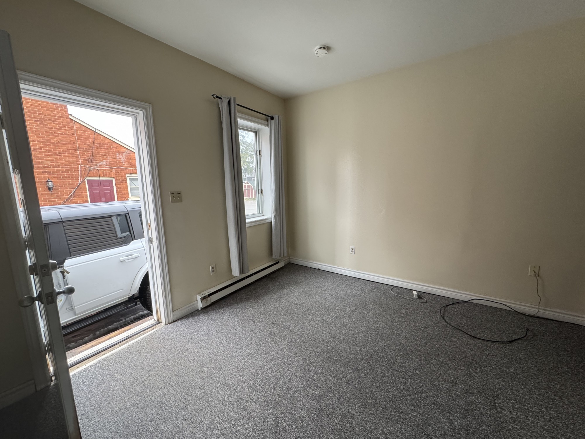 160 Dunlop St W, #5, Bachelor