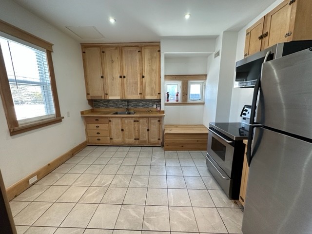 15 Frances, Main Floor