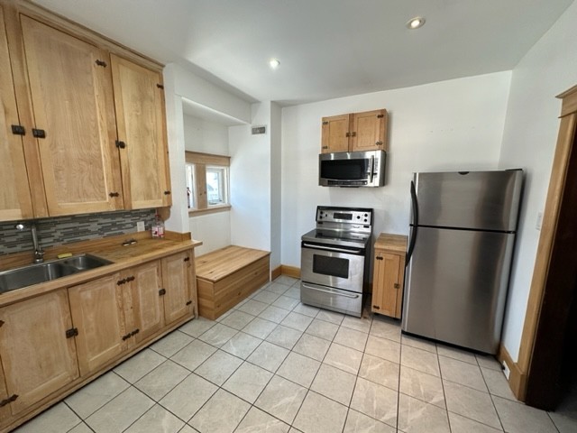 15 Frances, Main Floor